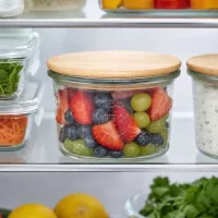 WECK Sturzglas 200ml RR80 mit Bambusdeckel gefüllt mit buntem Obstsalat im Kühlschrank für optimale Lebensmittelaufbewah