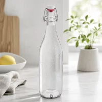 1000ml Glasflasche mit Bügelverschluss PVC UNiTWIST gefüllt mit Sprudelwasser in moderner Küche Lifestyle