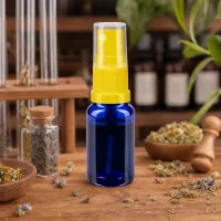 Schlanke blaue 30ml Sprühflasche aus UV-Schutzglas mit gelbem Dosierkopf für Aromatherapie