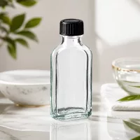 Kleine 50 ml Meplat Flasche aus klarem Glas mit schwarzem Verschluss für Kosmetikprodukte