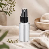 Leichte 30ml Aluminiumflasche mit schwarzem Pumpsystem ideal für Reisen und Handtasche