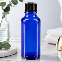 Blaue zylindrische 30ml Glasflasche mit schwarzem Kunststoffverschluss für ätherische Öle
