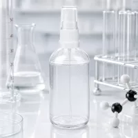 100ml Kunststoff-Sprühflasche ClearLine UT18 weiß befüllt mit klarer Flüssigkeit