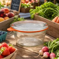 WECK Sturzglas 290ml RR100 mit orangem Gummiring zwischen frischem Marktgemüse Obst zum Einmachen