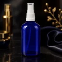 Schlanke blaue Glasflasche 100ml mit weißem Zerstäuberpumpe ideal für ätherische Öle