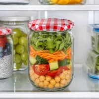 Luftdichtes 555ml Rundglas mit BasicSeal Deckel rot weiß ideal für Meal Prep und Salataufbewahrung