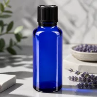 Blaues Pharmaglas 30ml mit Tropfer und kindersicherem Deckel in Lavendel-Aromatherapie-Umgebung