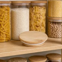 WECK Holzdeckel RR60 in praktischer Küchenumgebung zwischen Vorratsgläsern mit Pasta Rice und Hülsenfrüchten