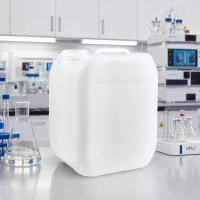 Lebensmittelechter HDPE Kanister 5 Liter ohne Kappe neben HPLC Flaschen im Reinlabor