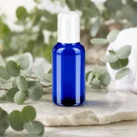 Stilvolle blaue Glasflasche 30ml mit weißem Rollerverschluss für mobile Aromatherapie unterwegs