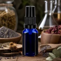 Professionelle 10ml Sprayflasche STD BlueLine UT18/10 aus lichtgeschütztem Glas mit schwarzem Pumpkopf