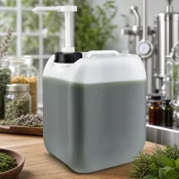 Großvolumiger Dispenserkanister 5 Liter für pflanzliche Produkte in professioneller Laborküche
