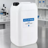 15 Liter Chemikalienkanister in Labor Umgebung mit Mikroskop und Glasgeräten