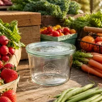 WECK Sturzglas 370ml RR100 umgeben von frischem Gemüse und Obst auf Holztisch als Lifestyle-Aufnahme