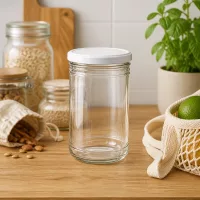 1053ml Sturzglas leer auf Holzarbeitsplatte in moderner Küche mit Netz-Einkaufstasche und Basilikum-Pflanze Lifestyle