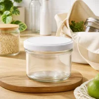225ml Sturzglas mit weißem Deckel auf Holztablett in natürlicher Küchenumgebung mit Vorratsgläsern und Pflanzen