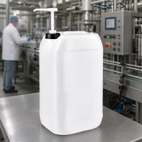 Robuster 15L Flüssigkeitsbehälter mit Pumpaufsatz vor moderner Industrieanlage mit Bedienpanel