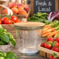 WECK Vorratsglas 290ml RR80 mit Holzdeckel zwischen frischem Gemüse und Obst auf Marktstand Fresh Local