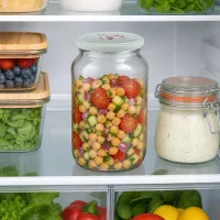 Kichererbsensalat im 1062ml Rundglas mit mintgrünem Herz-Deckel im Kühlschrank zeigt Meal-Prep-Aufbewahrung