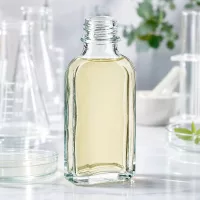 Offene 50 ml Meplatflasche klar mit gelbem Pflanzenextrakt DIN22 Mündung
