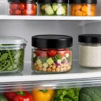 Klares 130ml UNiTWIST Glas mit schwarzem Deckel perfekt für portionierte Mahlzeiten im Kühlschrank