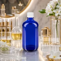 Kobaltblaues Apothekerflacon 100ml weißer Schraubverschluss zwischen Parfumflakons
