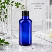 Kleine blaue Glasflasche 50ml mit gerilltem Schraubverschluss für ätherische Öle und Seren