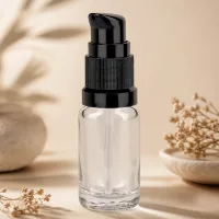 10ml ClearLine Pumpflasche mit geriffeltem schwarzen Pumpkopf auf hellem Naturhintergrund