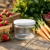 540ml Rundglas BasicSeal weiß auf Holztisch mit frischem Gemüse - ideales Vorratsglas für Markt und Outdoor