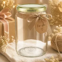 1000g BioSeal Honigglas als Geschenk dekoriert mit goldener Schleife und Anhänger in rustikaler Aufmachung