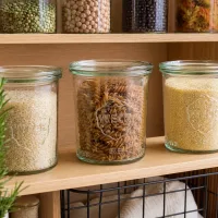 WECK Gläser 140ml RR60 gefüllt mit Reis Nudeln Couscous in Vorratsregal Pantry Organisation Küchenschrank