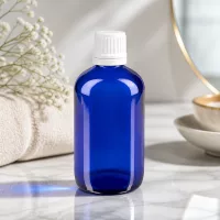 Leere blaue Apothekerflasche aus Glas 100ml mit weißem Sicherheitsdeckel für ätherische Öle