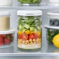 UNiTWIST Runda205 mit TO58 BioSeal Deckel als Meal-Prep Glas im Kühlschrank gefüllt mit Salat und Kichererbsen