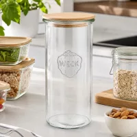 WECK Sturzglas 1500ml RR100 leer mit Holzdeckel in moderner Küche umgeben von gefüllten Vorratsgläsern mit Nüssen