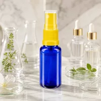 Apothekenglas 20ml in Blau mit gelbem Sprühkopf ideal für Aromatherapie und Hautpflege