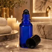 Roll-On Flasche 20ml Blauglas mit schwarzer Kugel in elegantem Spa-Setting