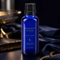 Blaue 30ml GR OV Flasche mit goldenem Labeldesign vor dunklem Luxus-Hintergrund