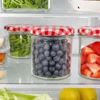 350ml Sturzglas im Kühlschrank mit Blaubeeren gefüllt, rot-weiß karierter Deckel, Lebensmittelaufbewahrung