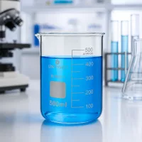 UNiTWIST Becherglas 500ml Borosilikat mit präziser 100ml Skaleneinteilung im Laborumfeld