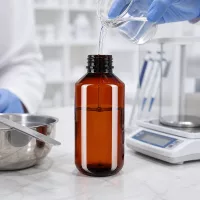 Braune PET Rundflasche 100ml mit weißem Originalverschluss für chemische Laboranwendungen