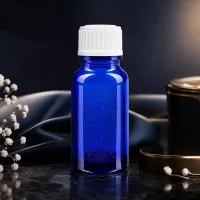10ml blaue Serialflasche GR STD mit weißem Kindersicherheitsverschluss vor Seidenstoff