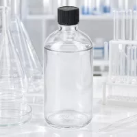 ClearLine UT18 Tropfflasche 100ml schwarzer Standardverschluss umgeben von Erlenmeyerkolben und Petrischalen