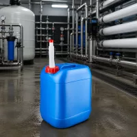 Robuster Vierkanttank 20 Liter blau mit weißem Flex-Auslaufrohr für Chemikalien