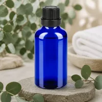 Stilvolle blaue 50ml Glasflasche mit mattschwarzem Verschluss für hochwertige Inhaltsstoffe