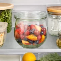 WECK Tulpenglas 370ml RR80 mit frischem Obstsalat im Kühlschrank zur praktischen Aufbewahrung von Lebensmitteln