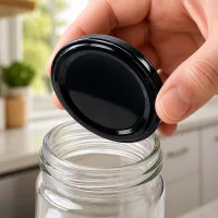 Einmachglas offen mit UNiTWIST TO82 schwarzem BPA-freiem Metalldeckel in Küche Nahaufnahme