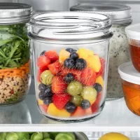320ml Sturzglas Quattro Stagioni mit buntem Obstsalat im Kühlschrank, Einmachglas für Meal Prep und Vorratshaltung