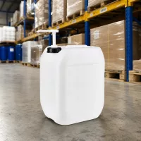 Quaderförmiger milchweißer 10L Kanister mit Pumpaufsatz für effiziente Produktentnahme