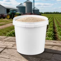 Weißer PP Kunststoffeimer 1 Liter offen befüllt mit Futtermittelgranulat vor Silos