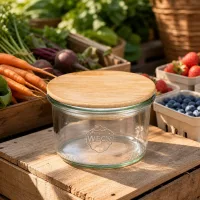 200ml WECK Sturzglas RR80 mit Holzdeckel in rustikaler Marktszene umgeben von frischen Gemüse und Früchten